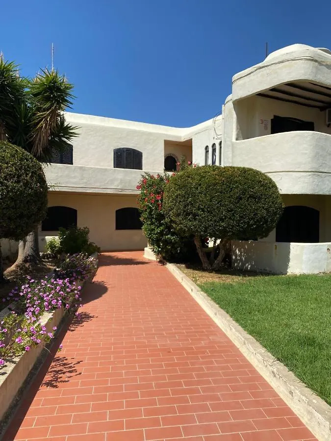 Peaceful & Spacious Apt With Parking & Queen Bed Carvoeiro  Apartment
